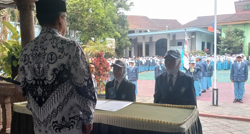 Kepala SMAN 2 Malang Lantik Pengurus OSIS-PK Periode 2023/2024