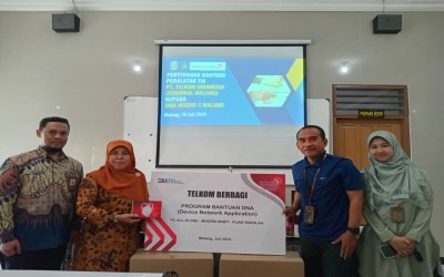 Penyerahan Bantuan Peralatan TIK dari PT Telkom Indonesia kepada SMA Negeri Malang